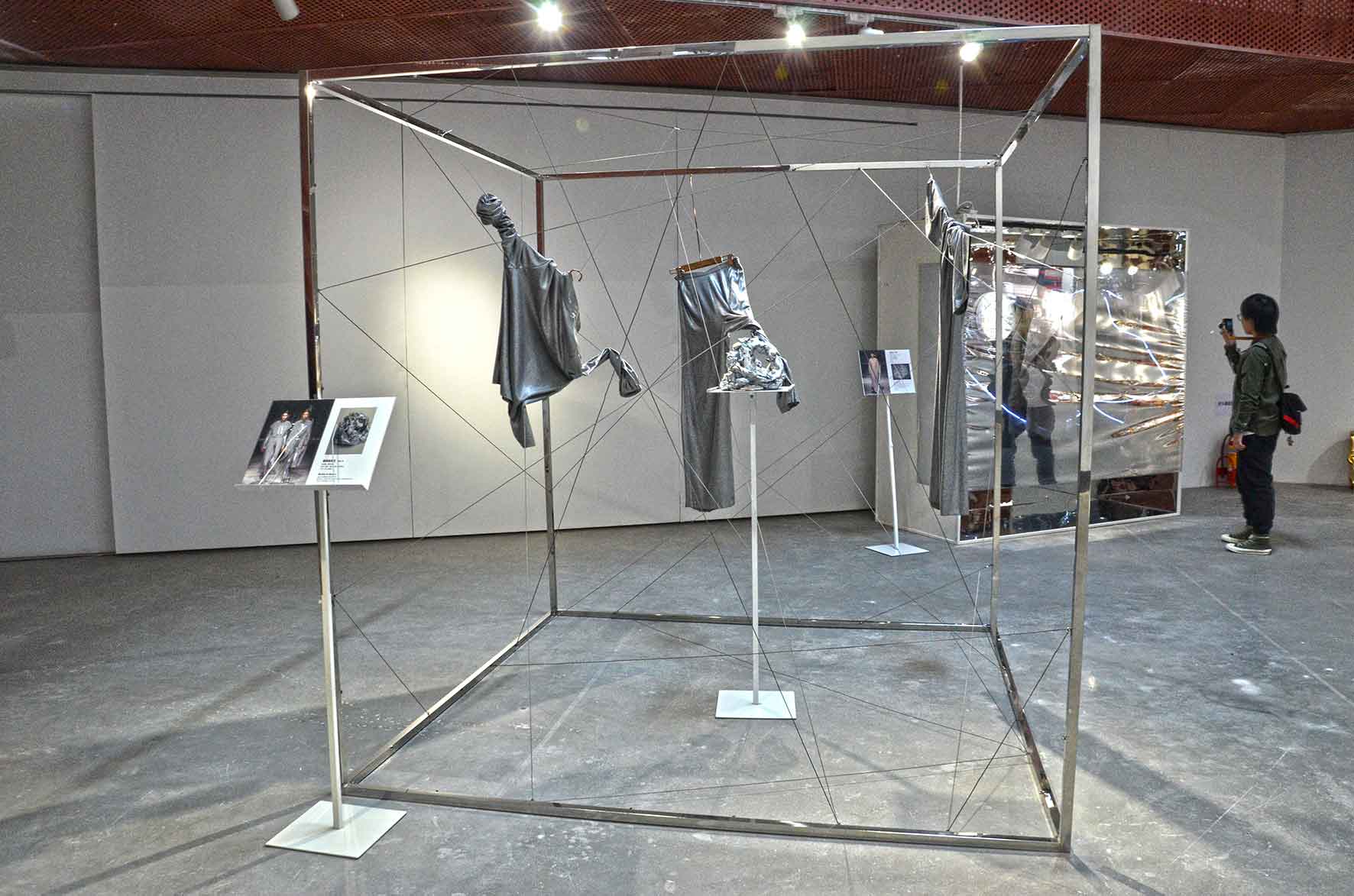 Una mostra che esplora le connessioni fra arte e moda