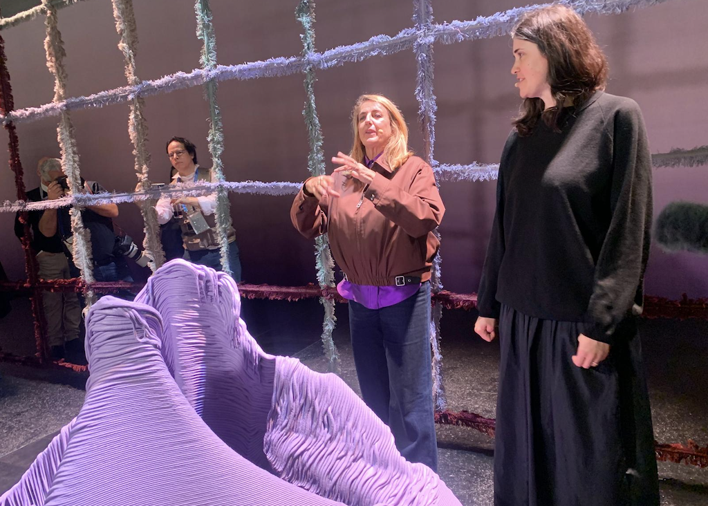 among-all: il tessile come sistema vivente